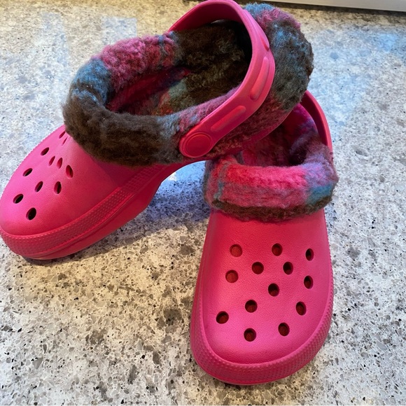 CROCS Hot Pink with Pink Plaid Fleece Lining 5 - Picture 2 of 11